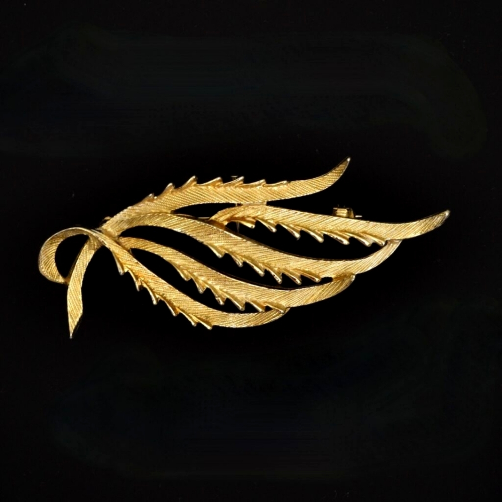 🇨🇦 Vintage 1960s Sarah Coventry Brooch Goldtone Textured Leaf Pin Signed